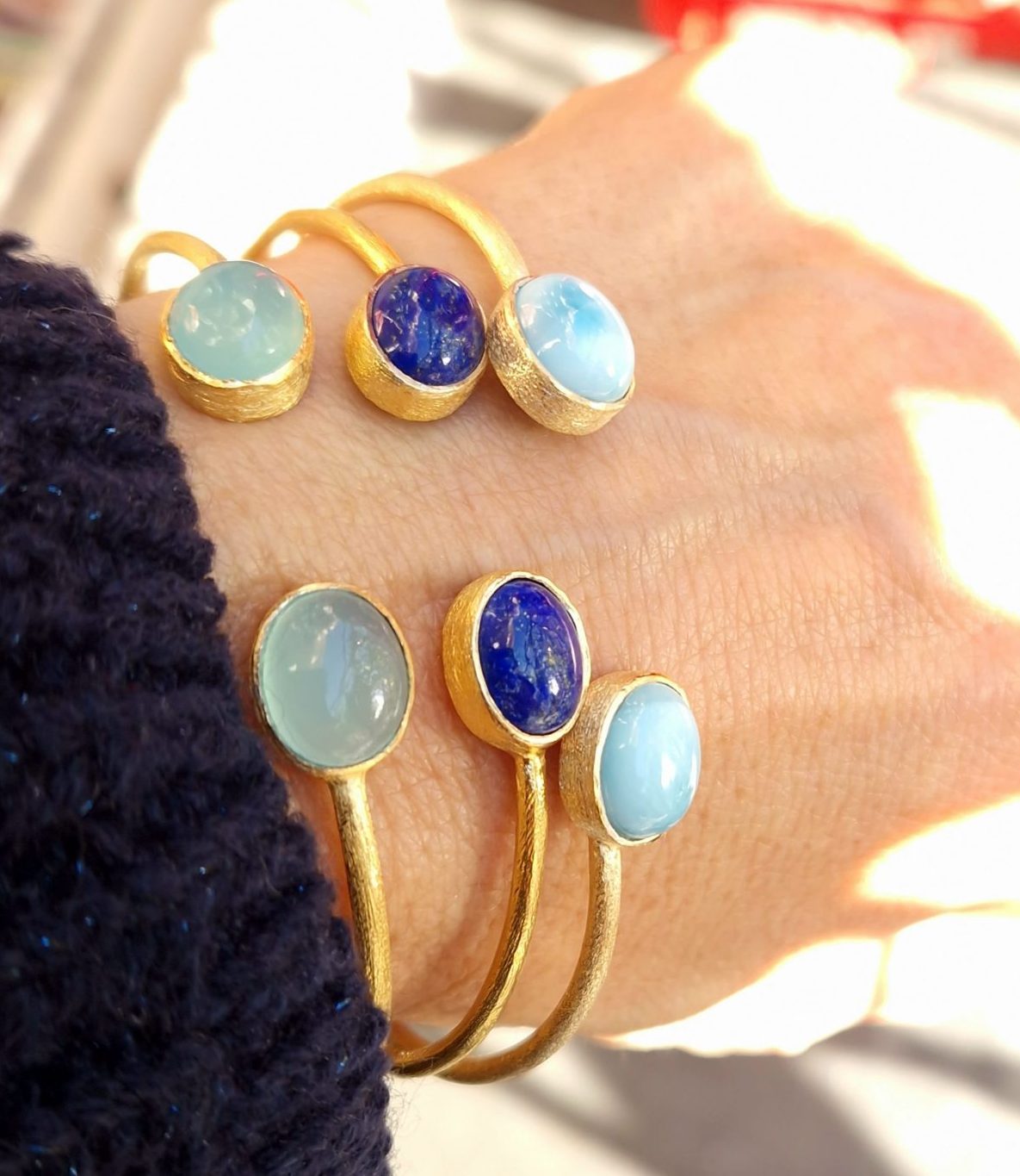 Bracelets joncs argent doré, calcédoine aqua, larimar et lapis lazuli