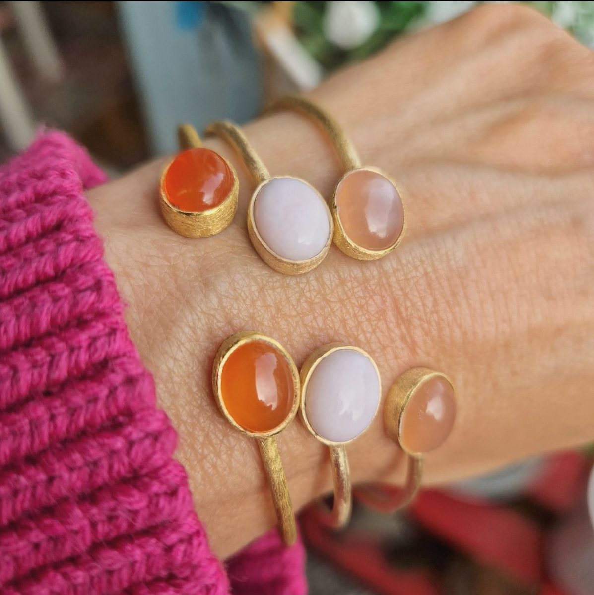 Bracelets joncs argent doré, cornaline, pierre de lune orange et opale rose