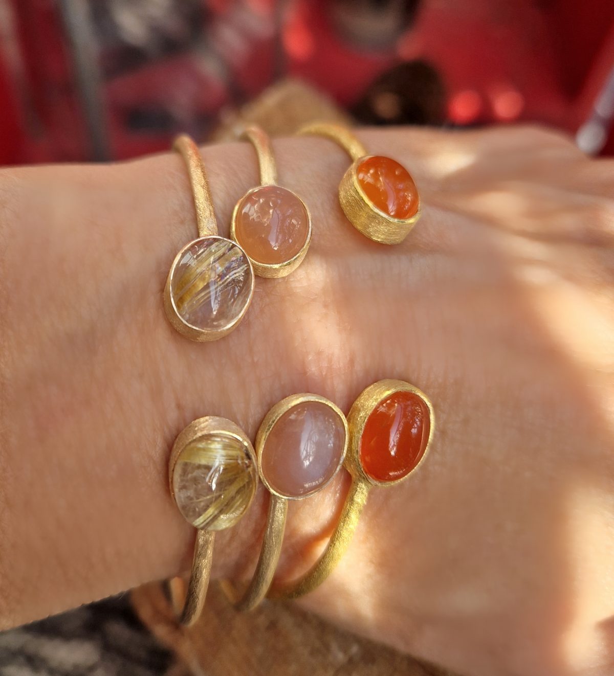 Bracelets joncs argent doré, cornaline, pierre de lune orange et quartz rutilé