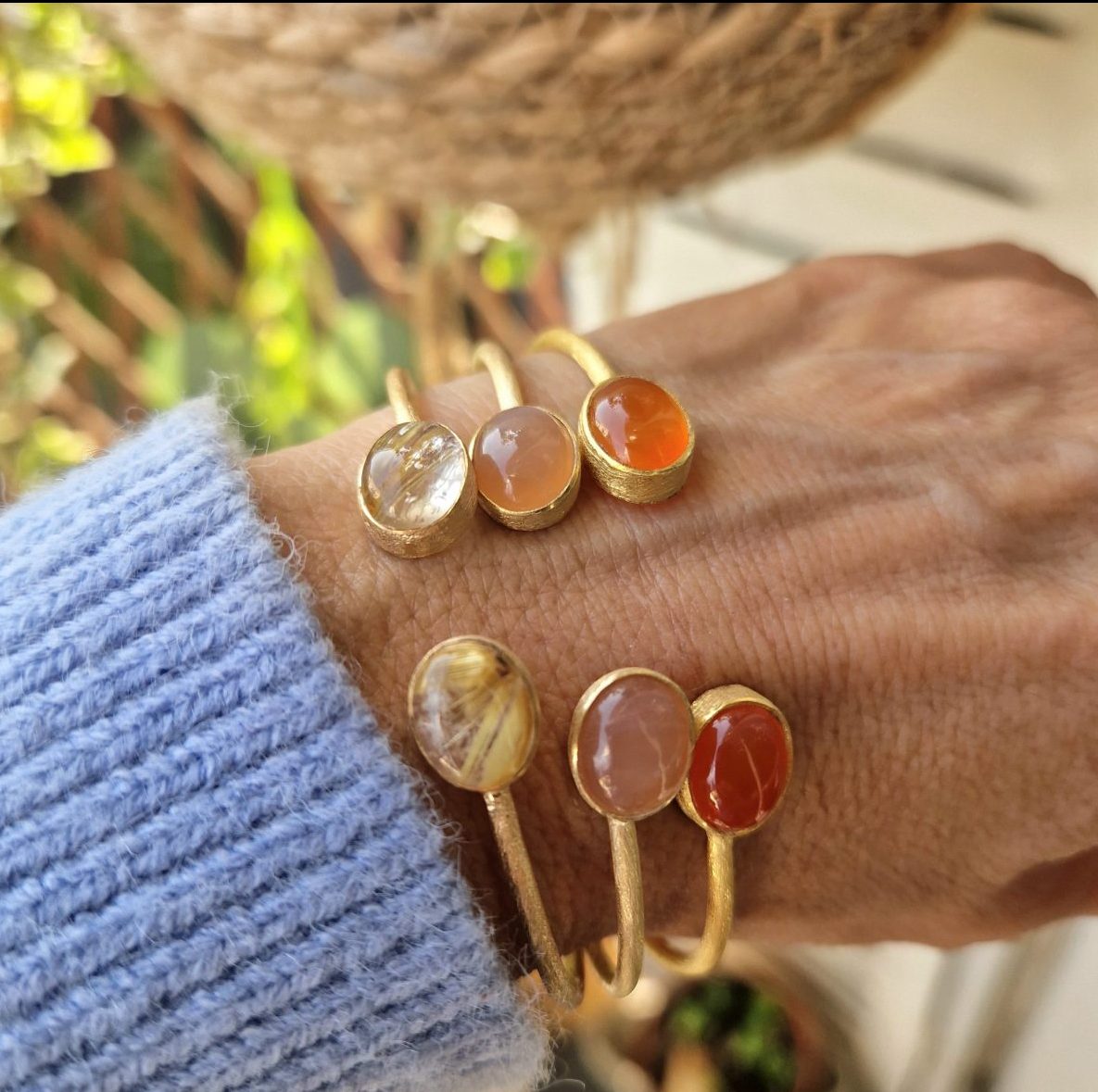 Bracelets joncs argent doré, cornaline, pierre de lune orange et quartz rutilé