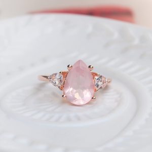 Bague cocktail pour femme en argent doré or rose sertie d'un magnifique quartz rose forme poire