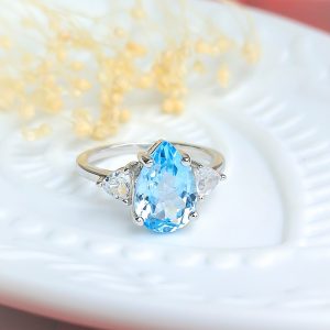 Bague cocktail pour femme en argent rhodié sertie d'une magnifique topaze bleue poire