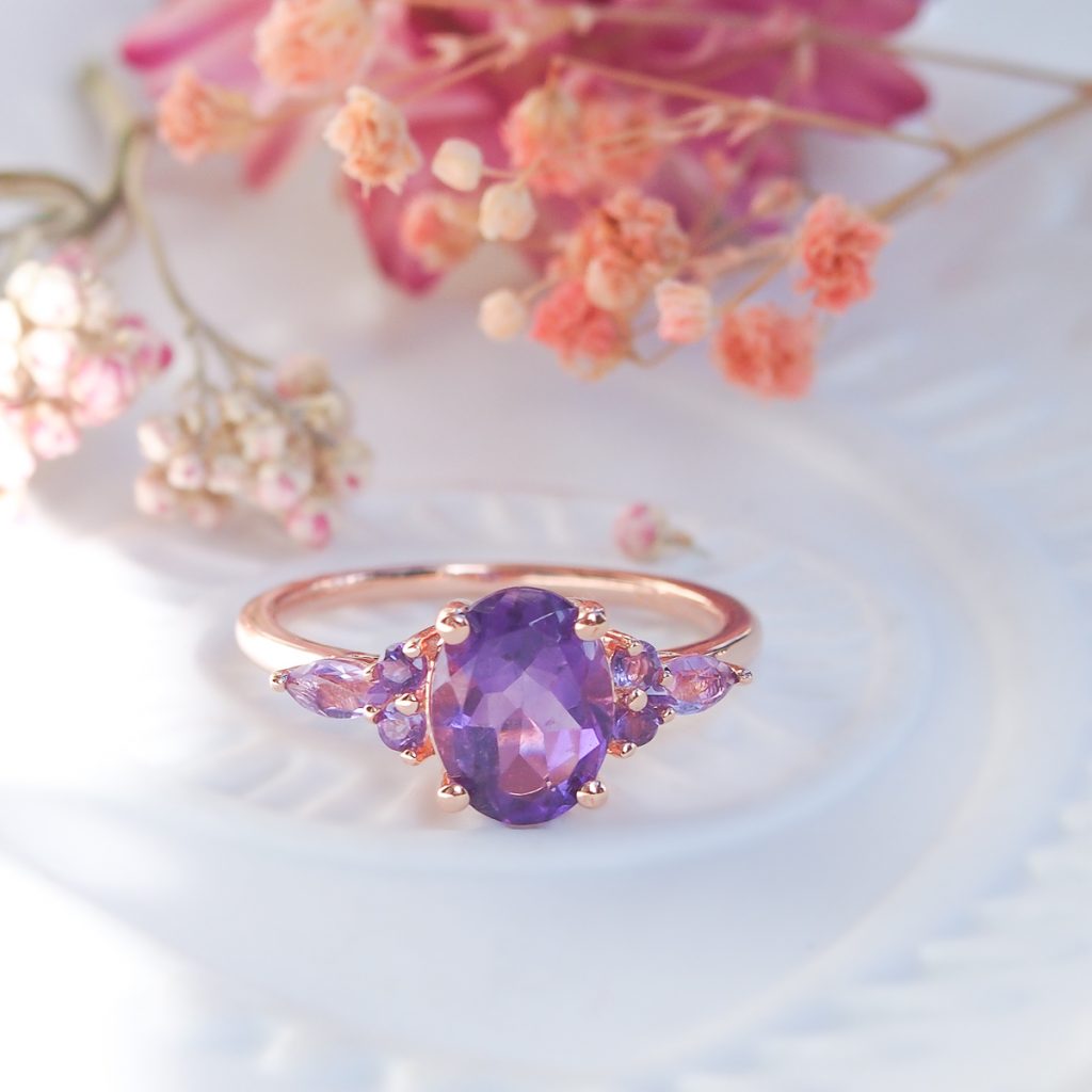 Bague pour femme en argent doré or rose et sertie d'une belle améthyste ovale et de petites améthystes lavande autour
