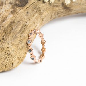 Bague anneau pour femme en argent doré or rose sertie de petites topazes bleues tout autour de l'anneau