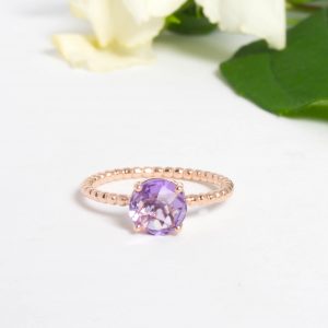 Bague pour femme en argent doré or rose sertie d'une améthyste lavande ronde sur un anneau perlé