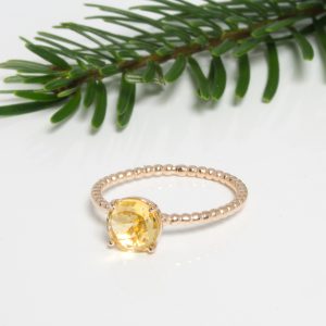 Bague femme en argent doré or rose sertie d'une citrine ronde sur un anneau perlé