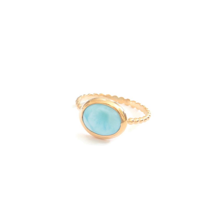 Bague pour femme en argent doré or jaune sertie d'un larimar de forme ovale taille cabochon