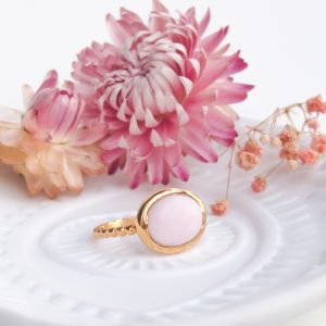 Bague pour femme en argent doré or jaune sertie d'une opale rose cabochon forme ovale