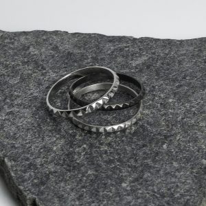 Bague Infini métal clouté