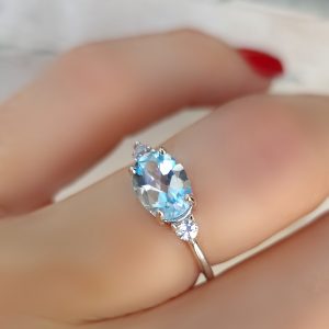 Bague Délicieuse argent rhodié et topaze bleue