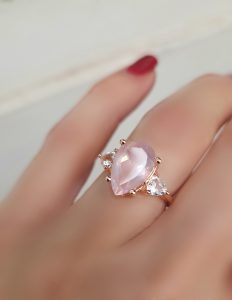 Bague Azzura argent doré or rose et quartz rose poire par AlexBok bijoux