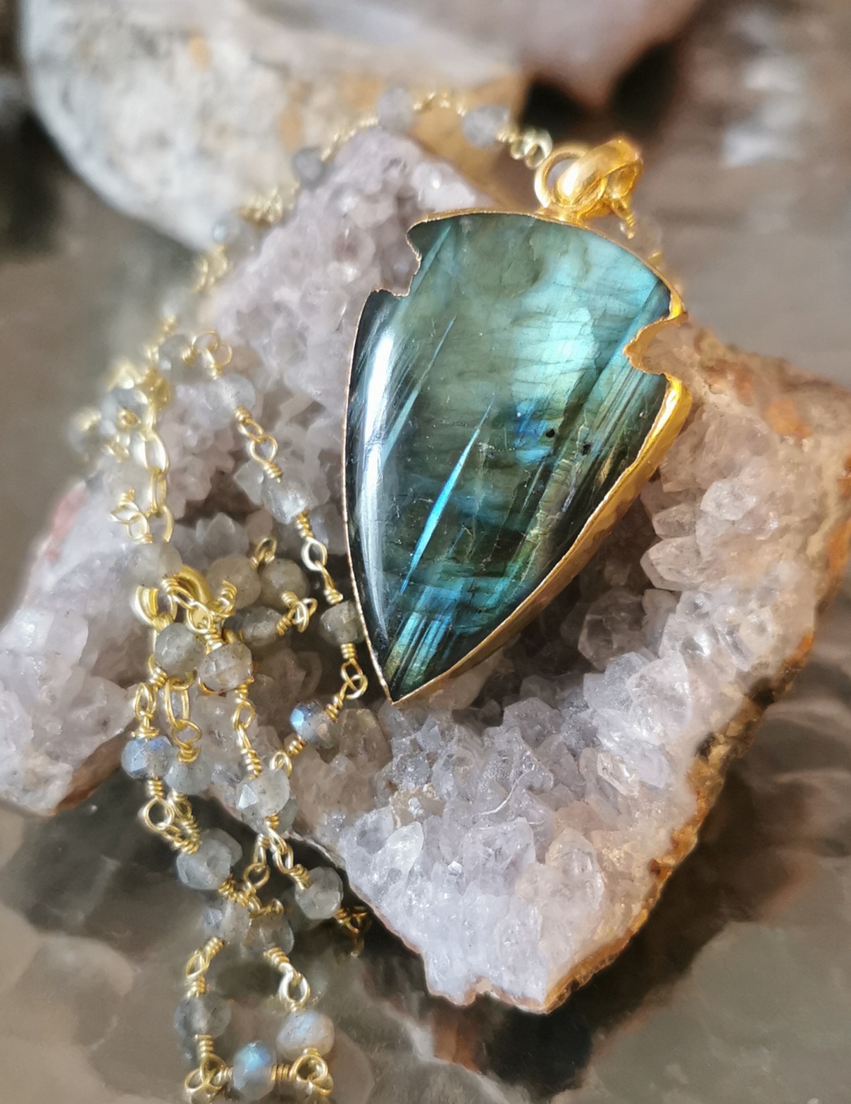 Collier Midori pointe de flèche labradorite Collier Midori pointe de flèche labradorite