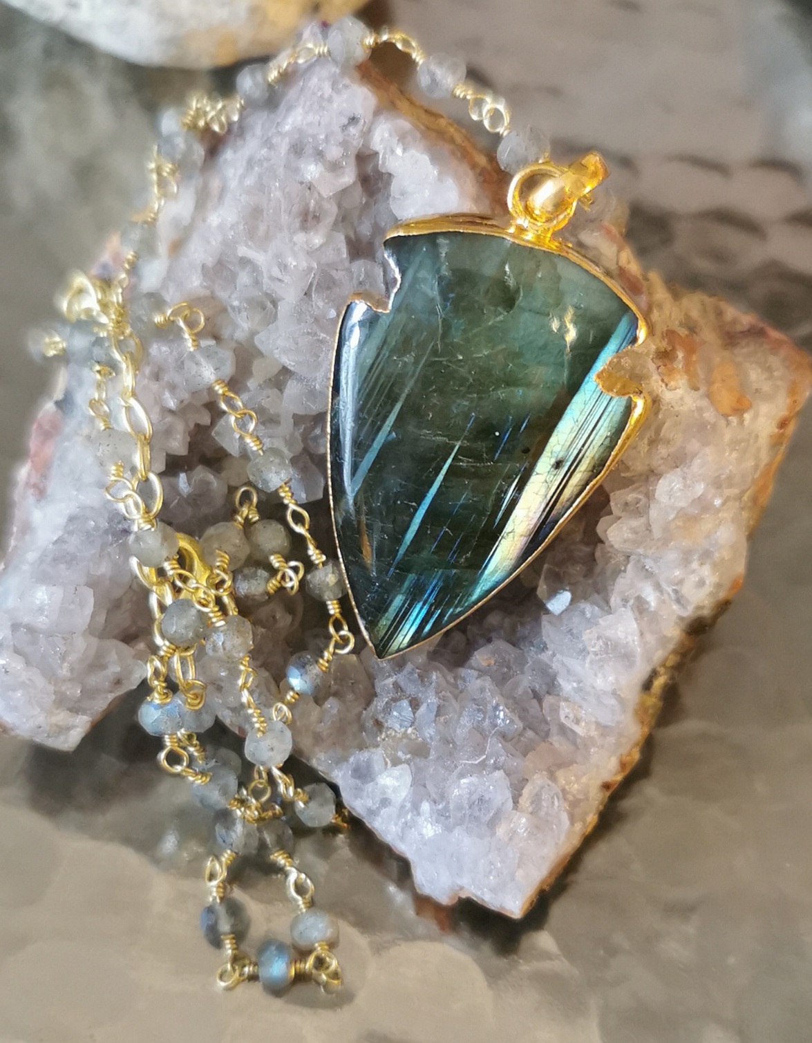 Collier Midori pointe de flèche labradorite Collier Midori pointe de flèche labradorite