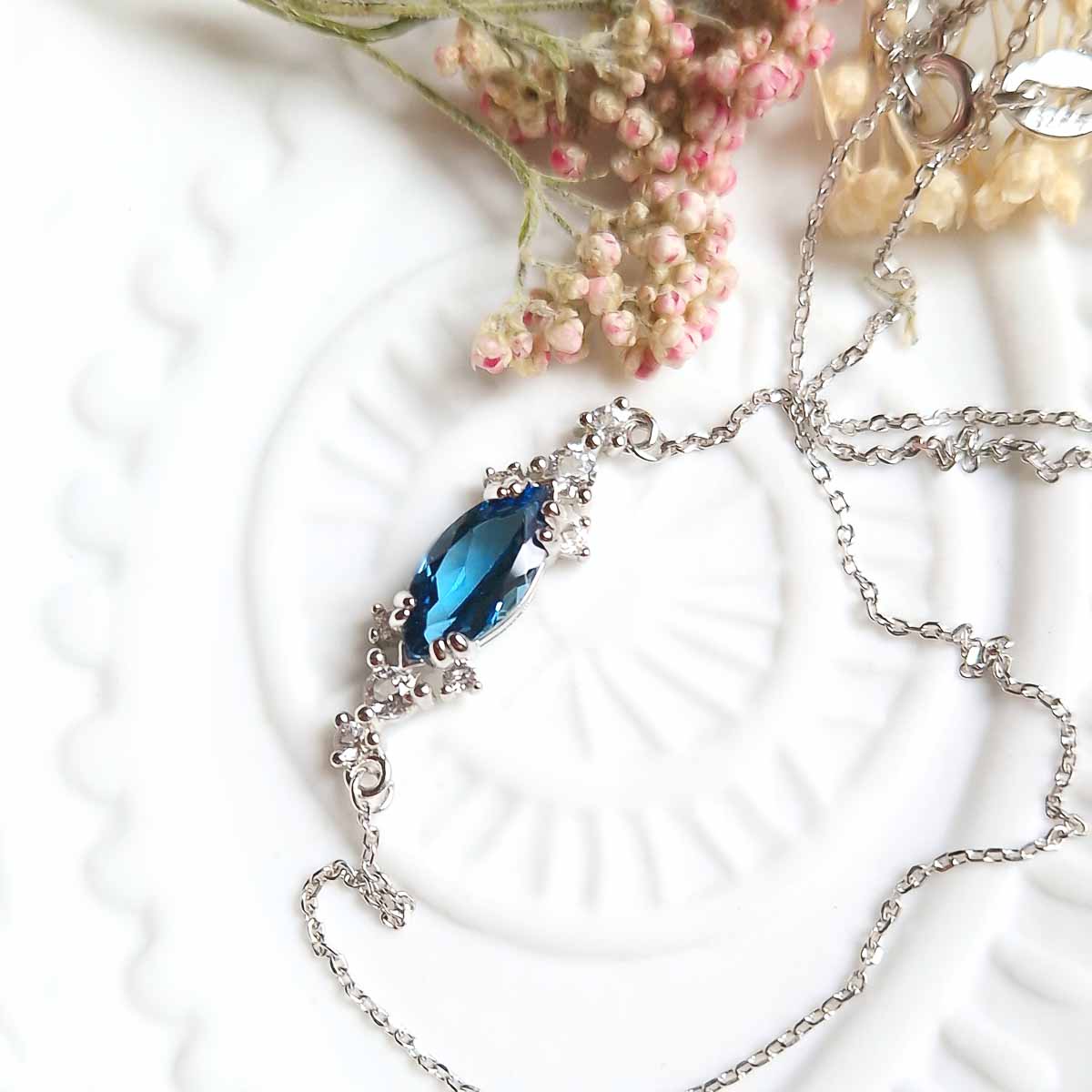 Collier Cléa argent 925 rhodié et topaze blue london marquise Collier Cléa argent 925 rhodié et topaze blue london marquise