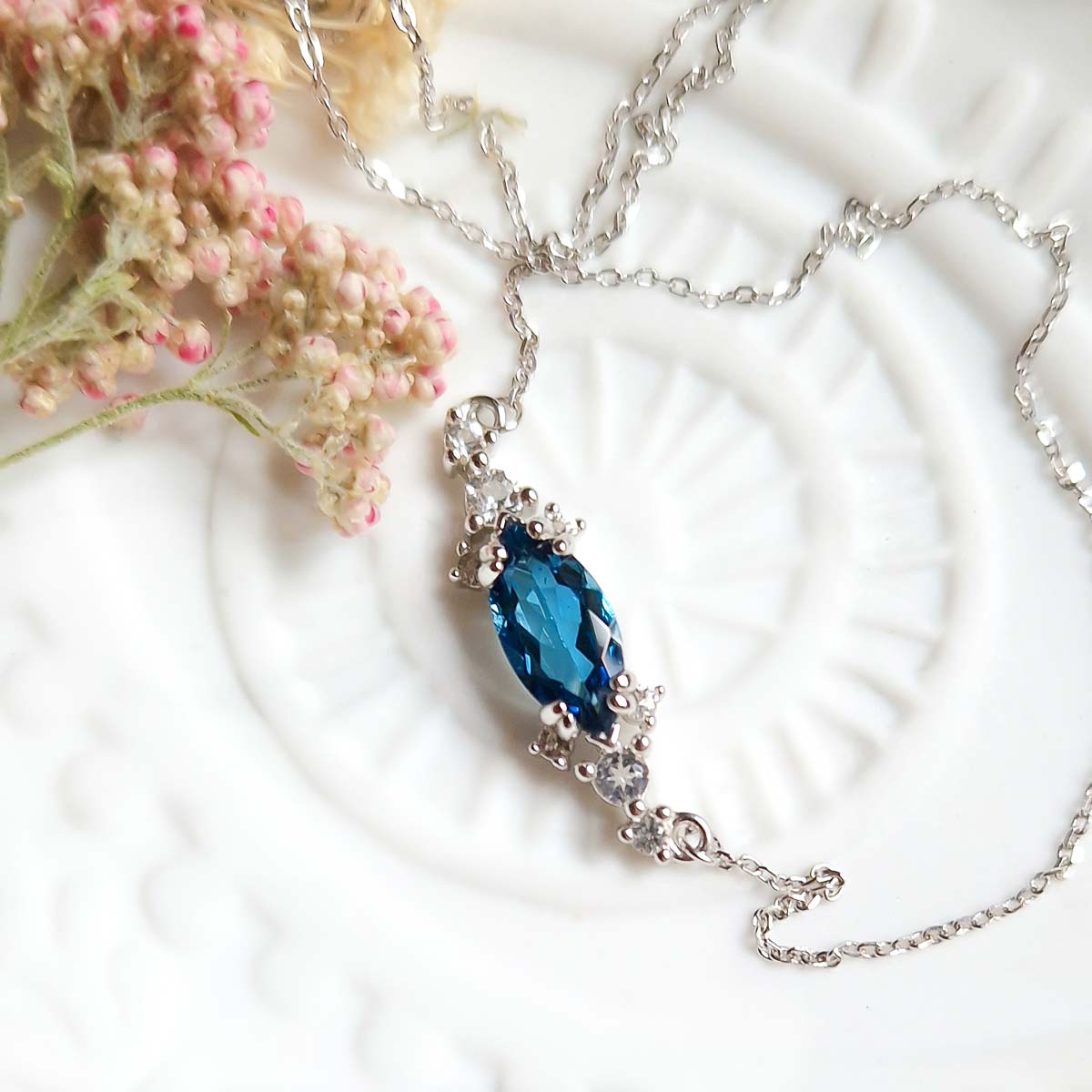 Collier Cléa argent 925 rhodié et topaze blue london marquise Collier Cléa argent 925 rhodié et topaze blue london marquise