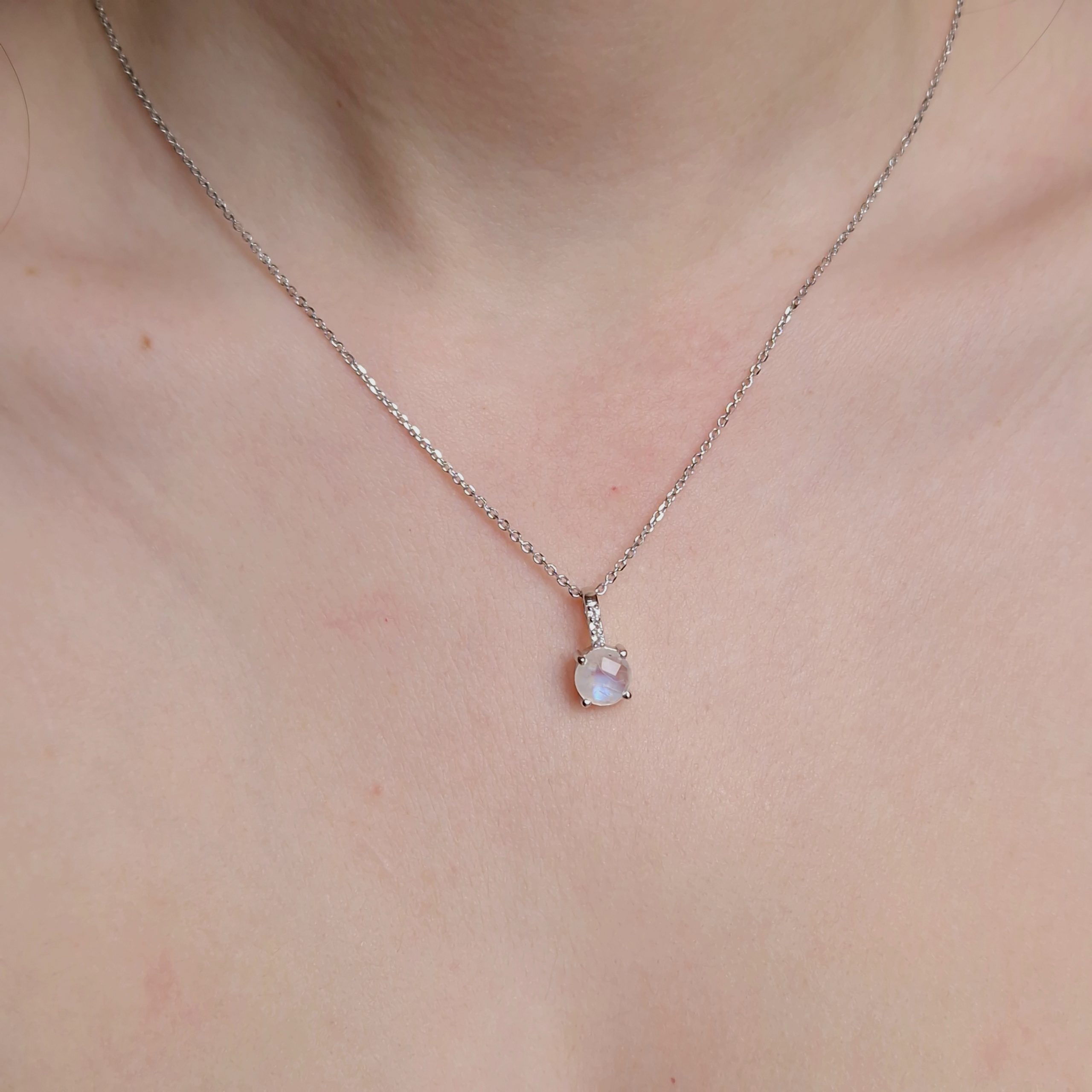 Pendentif Pompon pierre de lune