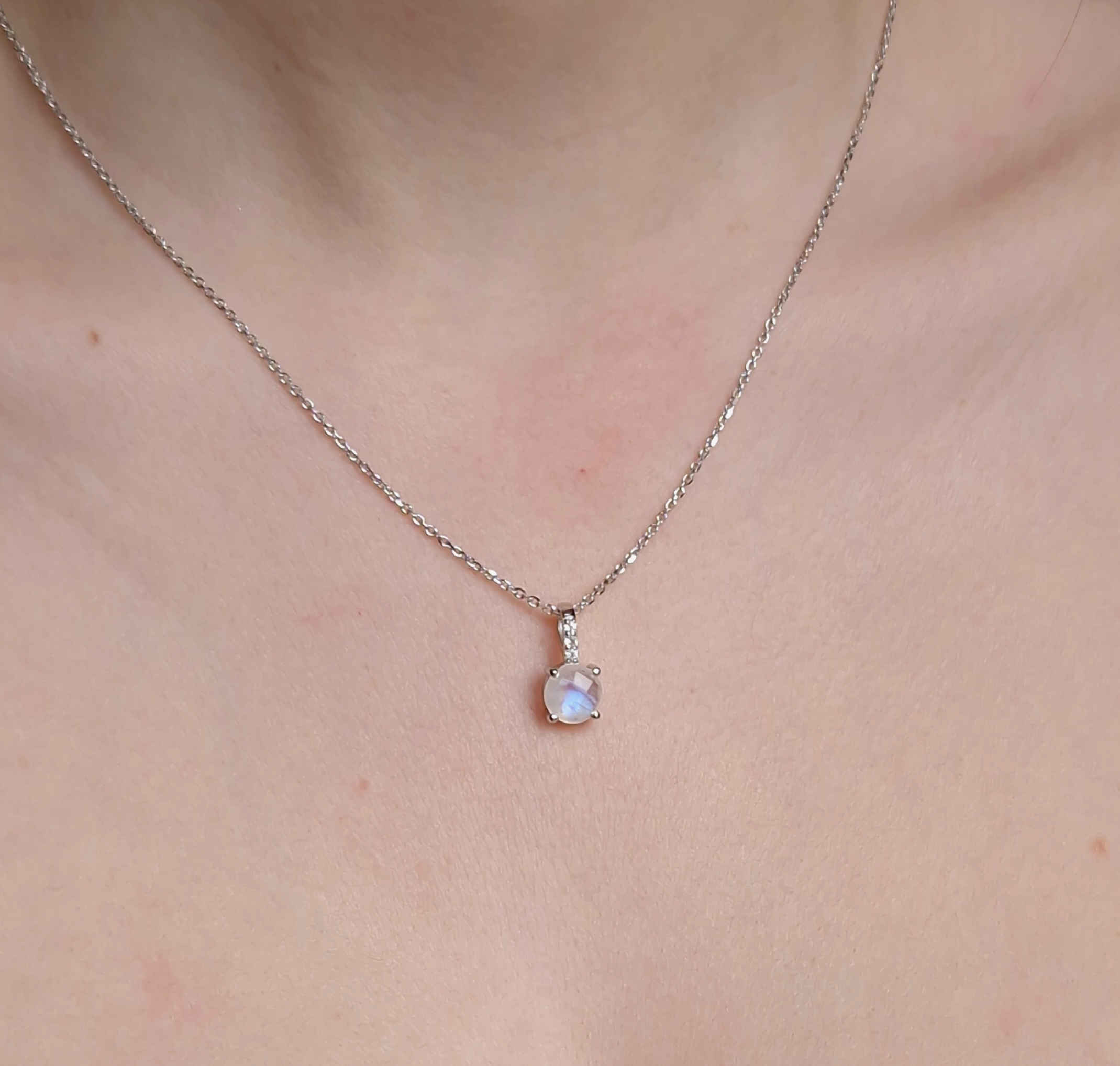 Pendentif Pompon pierre de lune