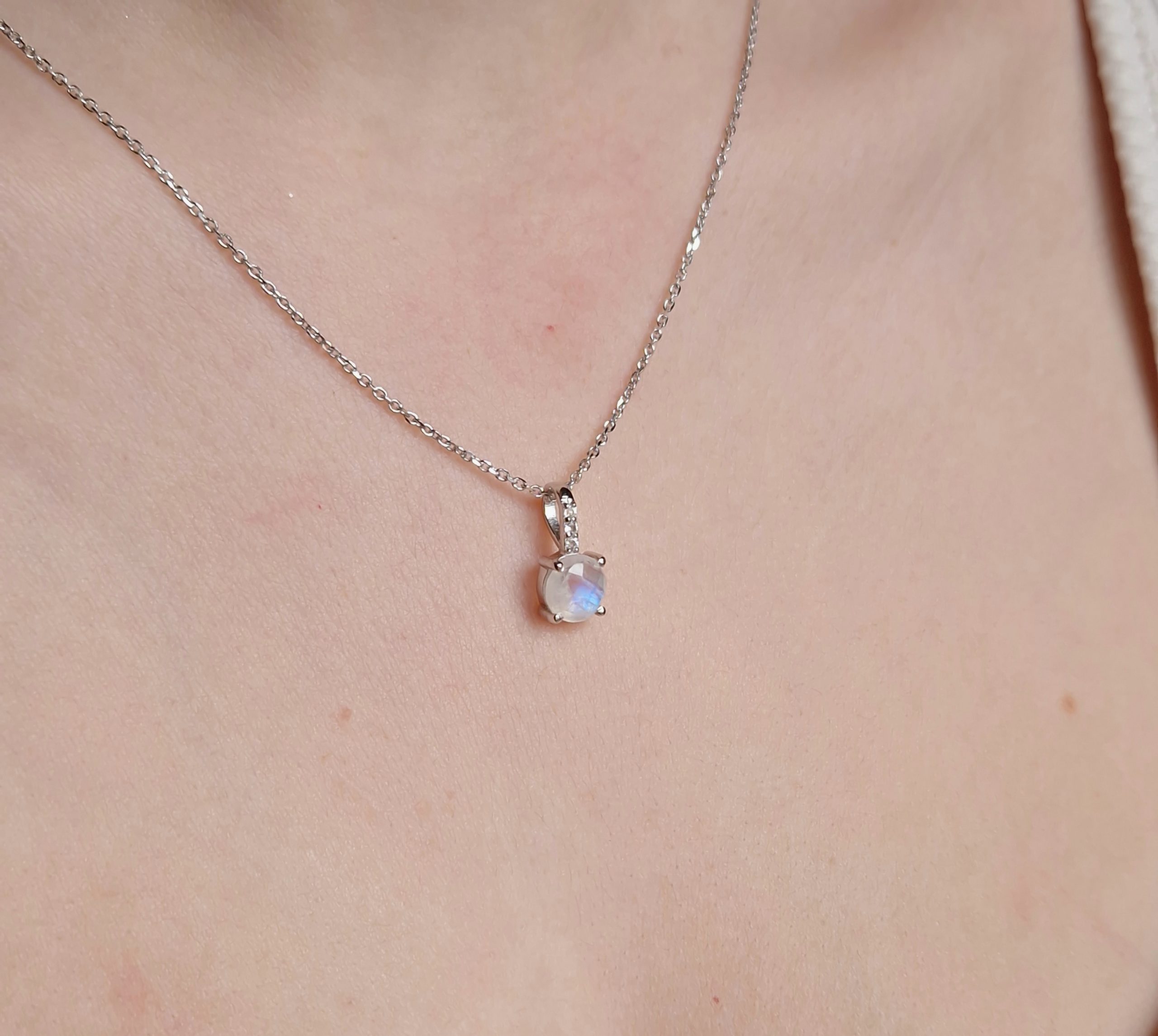 Pendentif Pompon pierre de lune