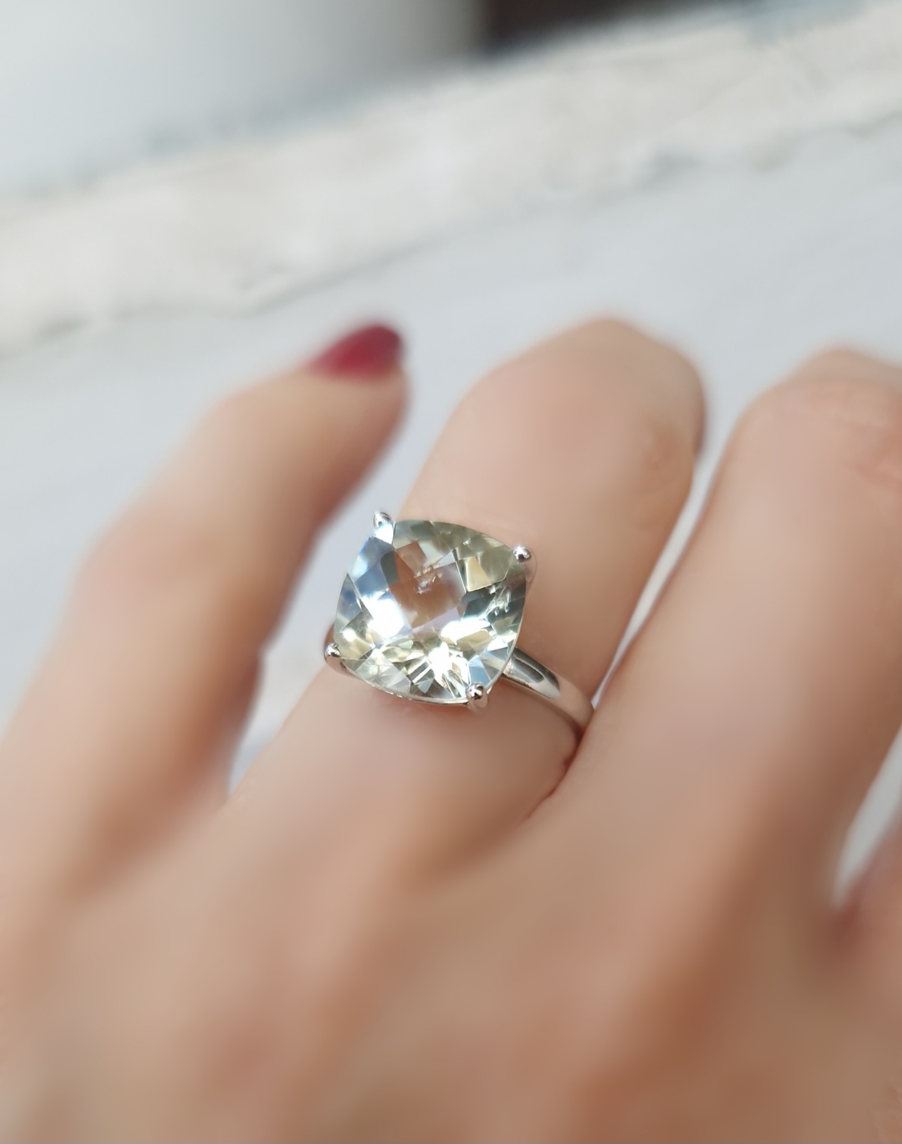 Bague Solitaire en argent 925 rhodié sertie d’une prasiolite coussin