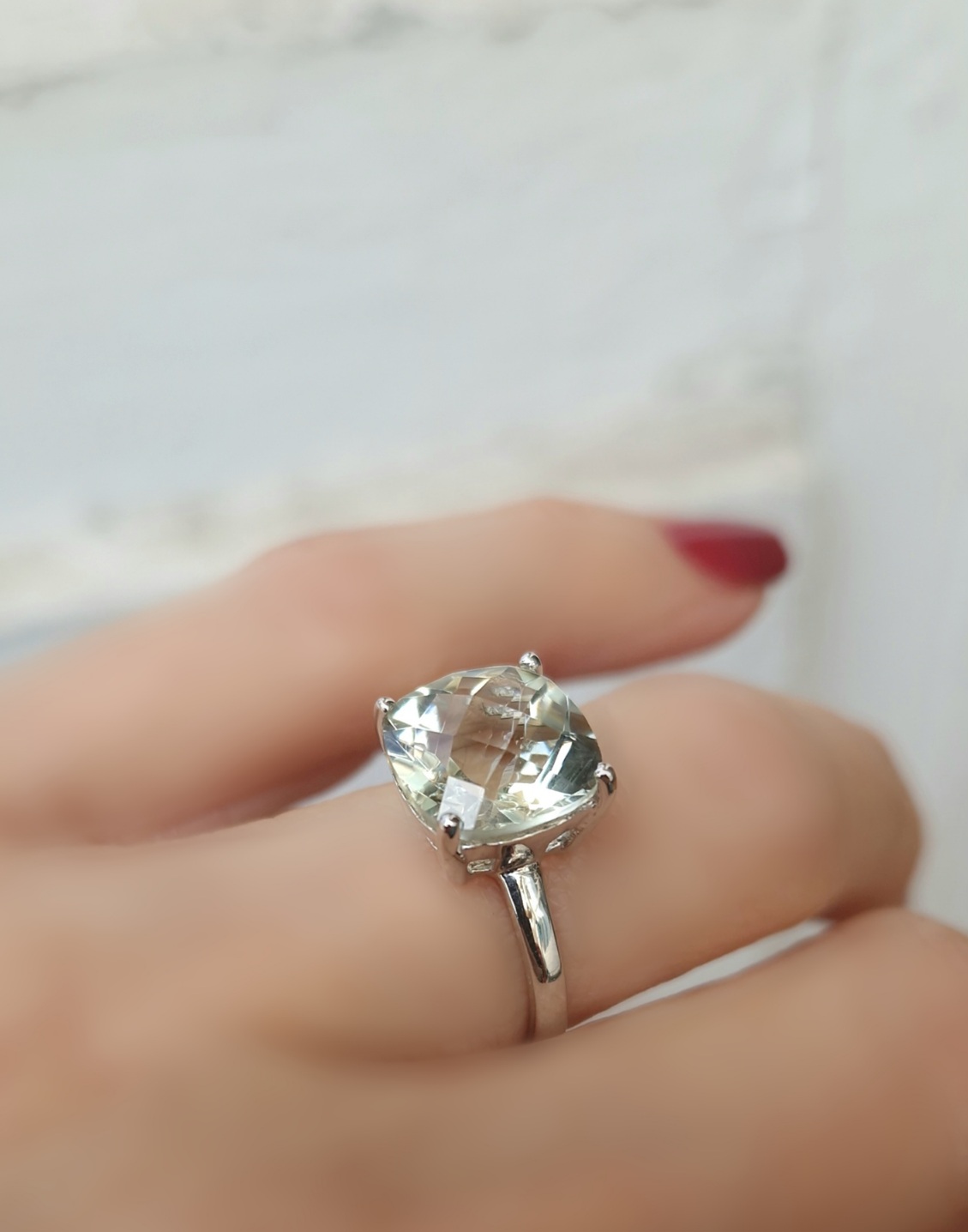 Bague Solitaire en argent 925 rhodié sertie d’une prasiolite coussin