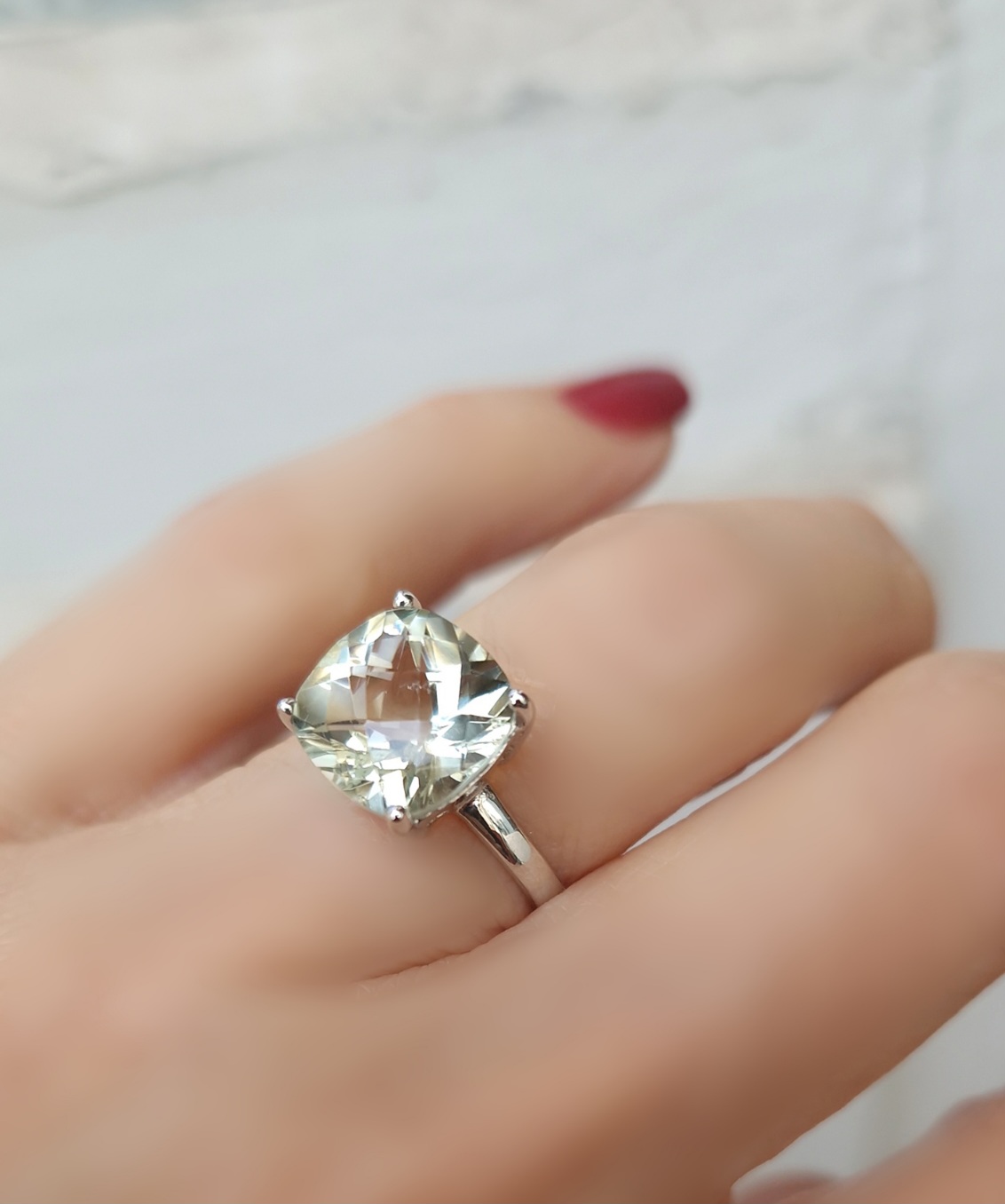 Bague Solitaire en argent 925 rhodié sertie d’une prasiolite coussin