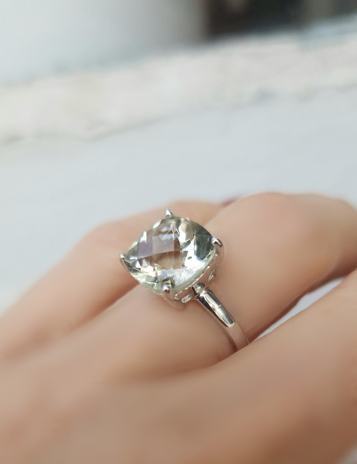 Bague Solitaire en argent 925 rhodié sertie d’une prasiolite coussin