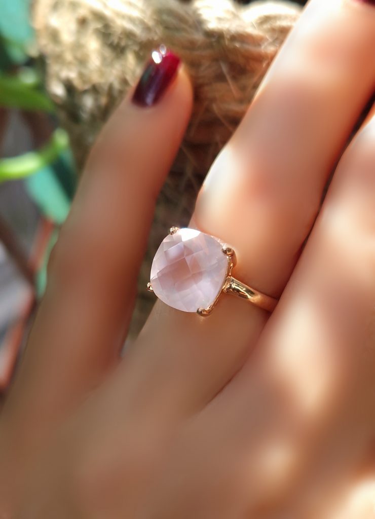 Bague Solitaire AlexBok bijoux en argent 925 doré or rose et quartz rose coussin