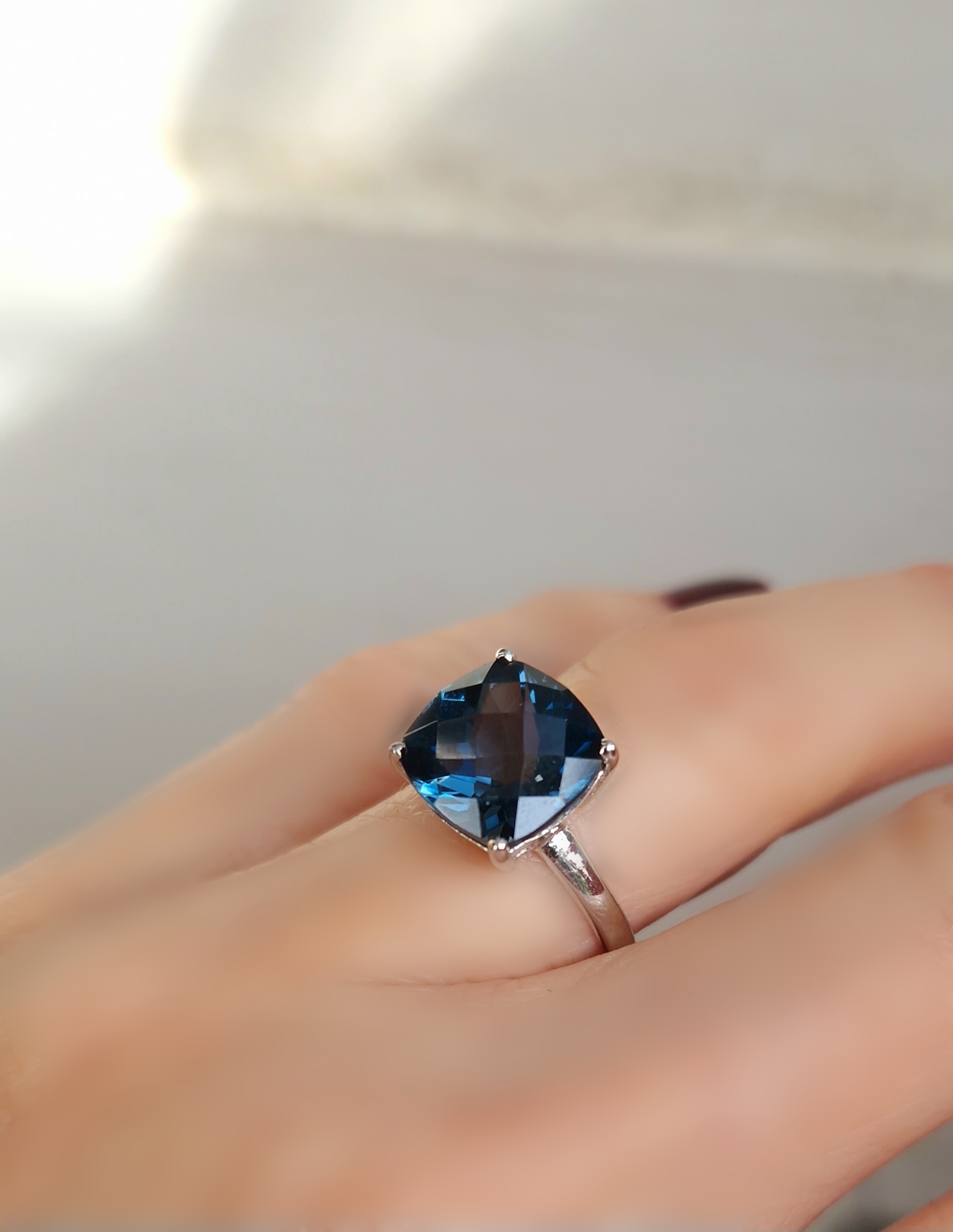 Bague Solitaire argent 925 rhodié et topaze blue london coussin Bague Solitaire argent 925 rhodié et topaze blue london coussin