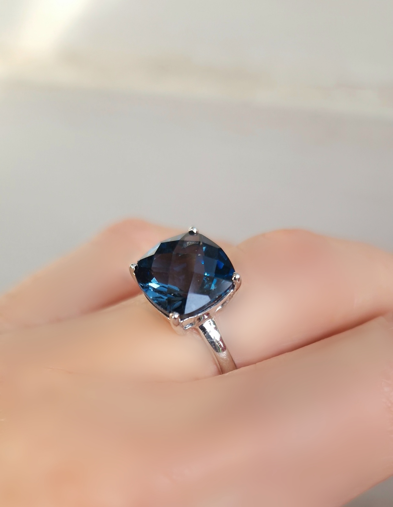 Bague Solitaire argent 925 rhodié et topaze blue london coussin Bague Solitaire argent 925 rhodié et topaze blue london coussin