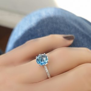 Bague Pompon pavage diamant argent 925 rhodié et topaze swiss blue