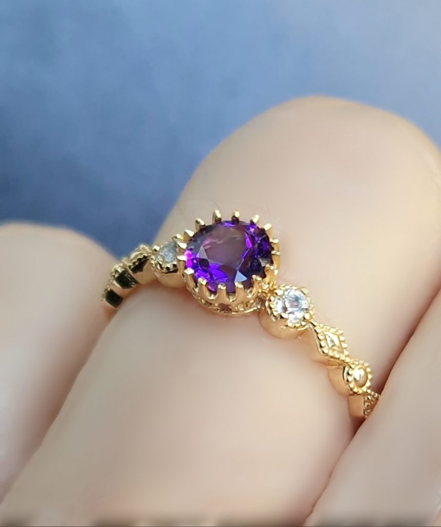 Bague fine et délicate pour femme en argent 925 doré or jaune et améthyste-AlexBok création de bijoux pour femme en pierres naturelles