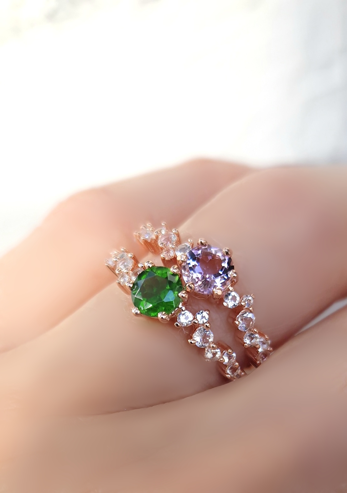 Bagues Aurore argent 925 doré or rose, améthyste lavande, diopside chromifère et petites topazes incolores Bagues Aurore argent 925 doré or rose, améthyste lavande, diopside chromifère et petites topazes incolores