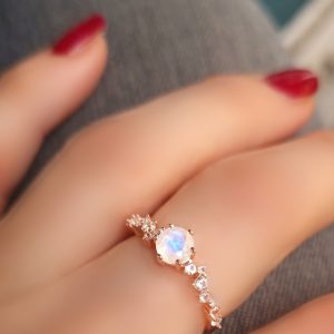 Bague Aurore argent 925 doré or rose, pierre de lune et petites topazes incolores AlexBok création de bijoux en pierre naturelle