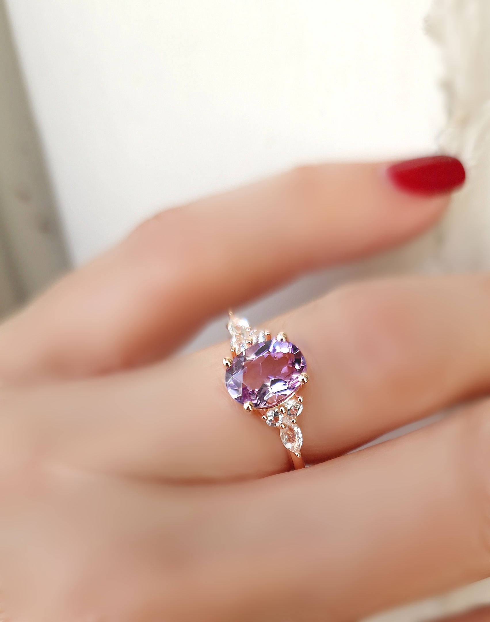 Bague Divine argent 925 doré or rose  sertie d’une améthyste lavande ovale et de petites topazes incolores