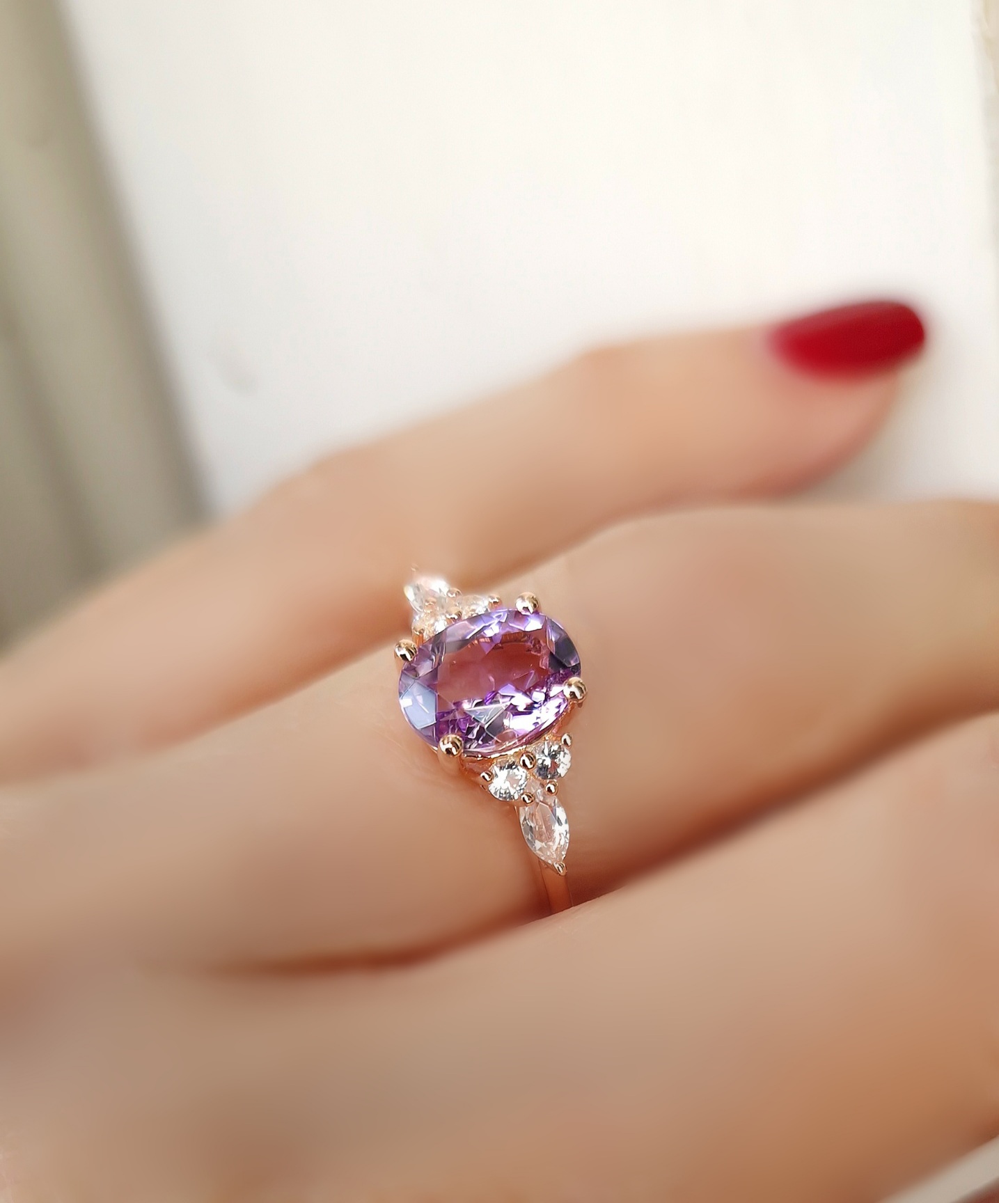 Bague Divine argent 925 doré or rose  sertie d’une améthyste lavande ovale et de petites topazes incolores