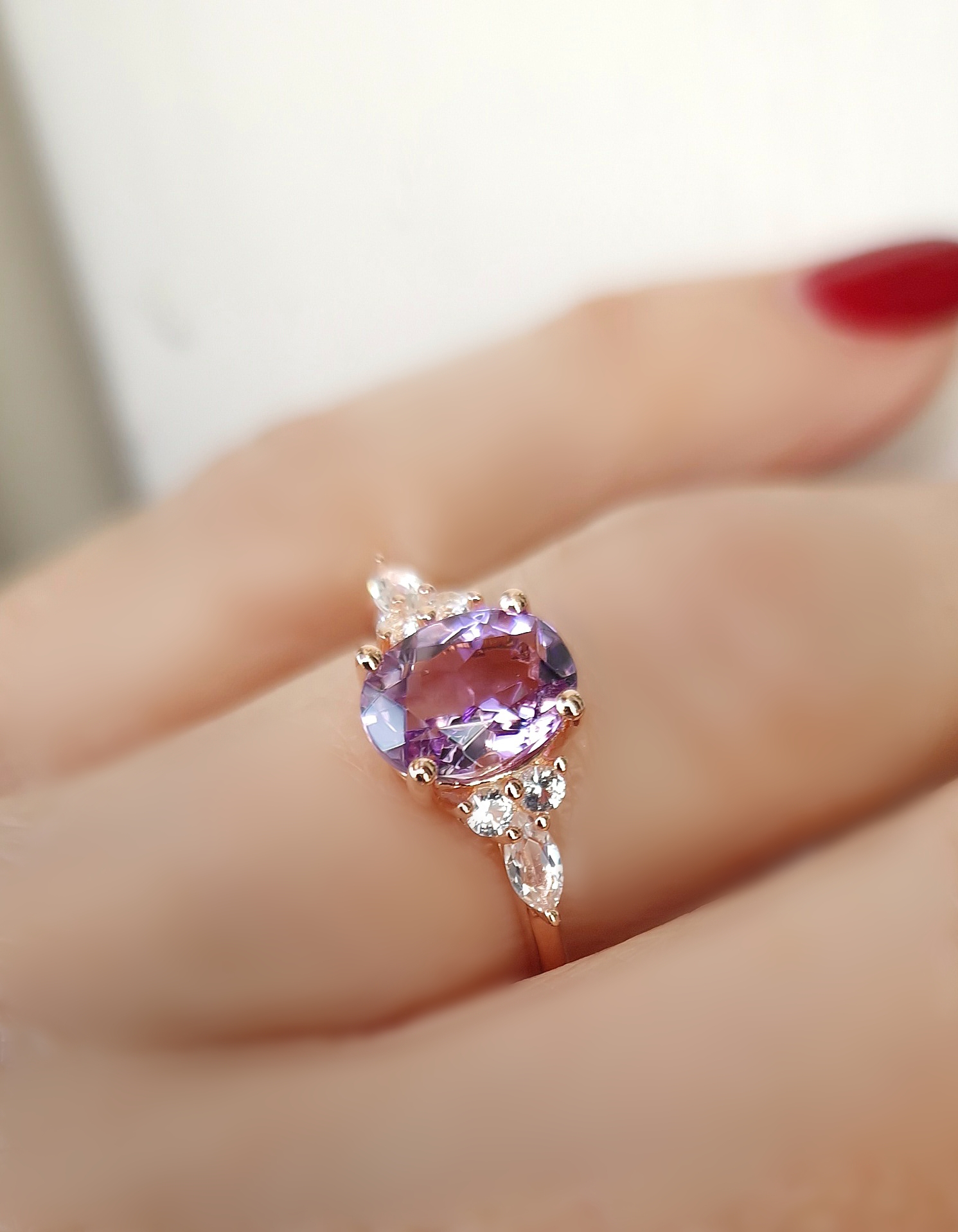 Bague Divine argent 925 doré or rose  sertie d’une améthyste lavande ovale et de petites topazes incolores