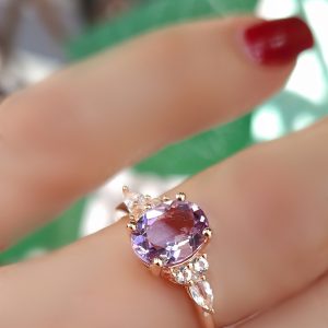 Bague Divine argent 925 doré or rose sertie d'une améthyste lavande ovale et de petites topazes incolores