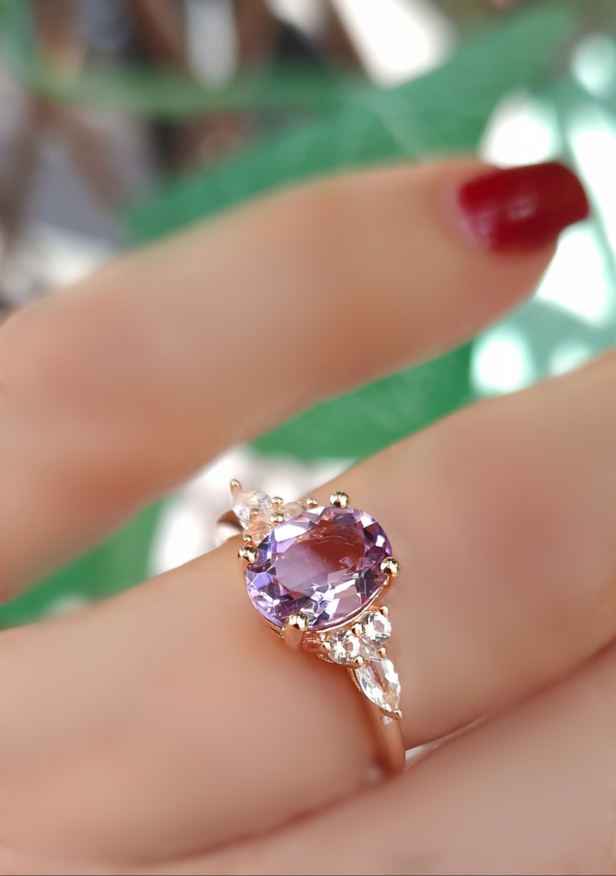 Bague Divine argent 925 doré or rose  sertie d’une améthyste lavande ovale et de petites topazes incolores