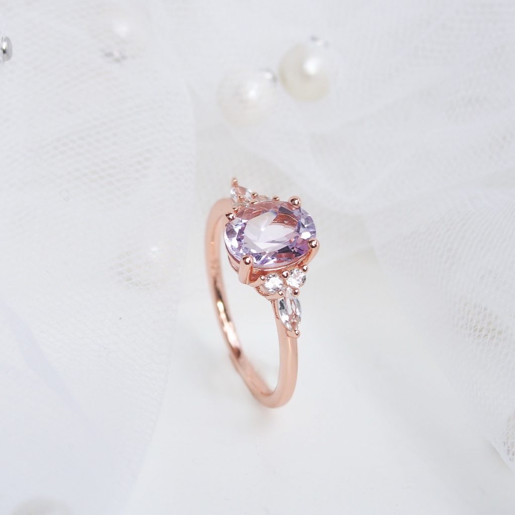 Bague luxueuse pour femme en argent doré or rose et améthyste lavande claire-AlexBok création de bijoux en argent pour femme en pierres naturelles