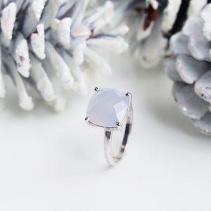 Bague Solitaire pour femme en argent 925 rhodié sertie d'une calcédoine bleue forme coussin