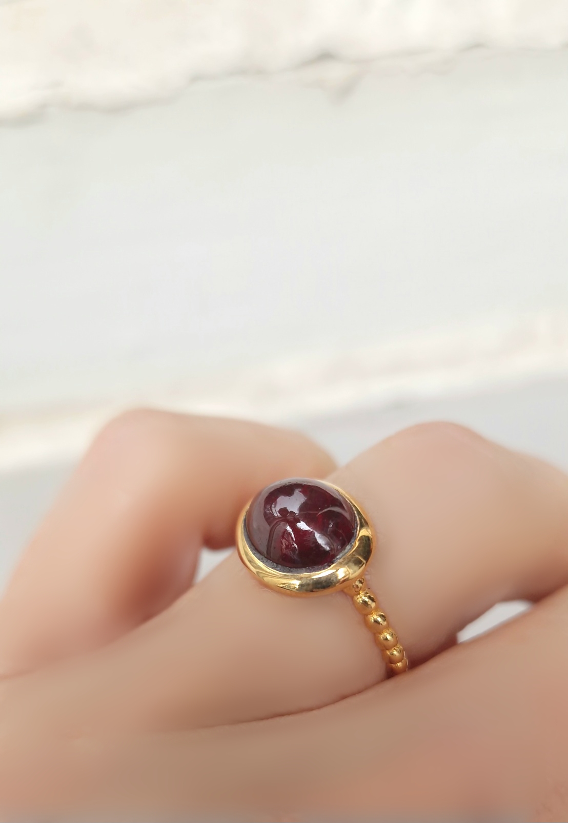 Bague Galet grand modèle argent 925 doré or jaune sertie d’un grenat rouge cabochon ovale Bague Galet grand modèle argent 925 doré or jaune sertie d’un grenat rouge cabochon ovale