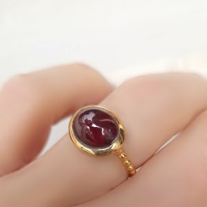 Bague Galet grand modèle argent 925 doré or jaune sertie d'un grenat rouge cabochon ovale