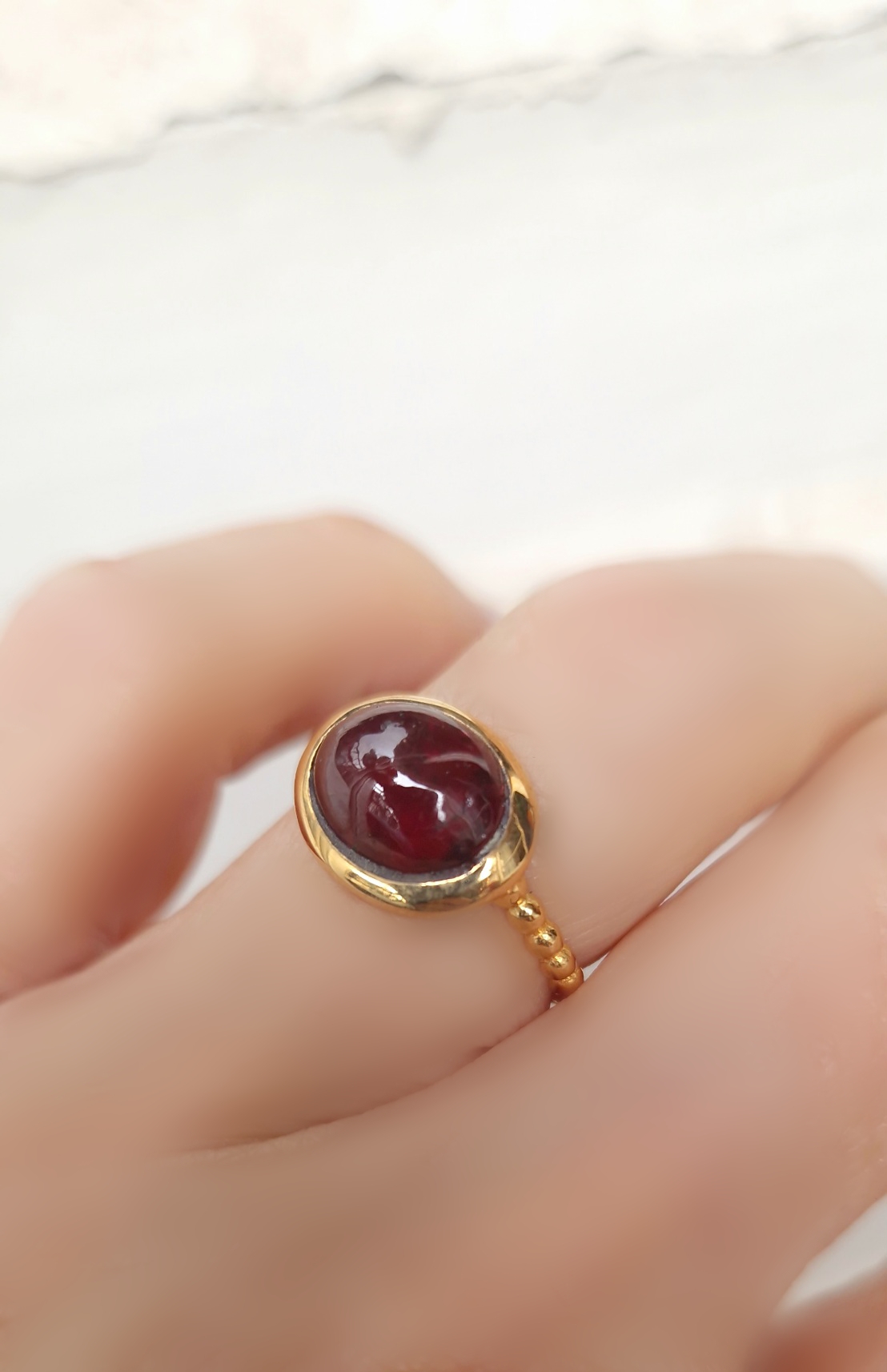 Bague Galet grand modèle argent 925 doré or jaune sertie d’un grenat rouge cabochon ovale Bague Galet grand modèle argent 925 doré or jaune sertie d’un grenat rouge cabochon ovale