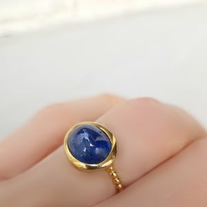 Bague Galet grand modèle argent 925 doré or jaune sertie d'une cyanite cabochon ovale
