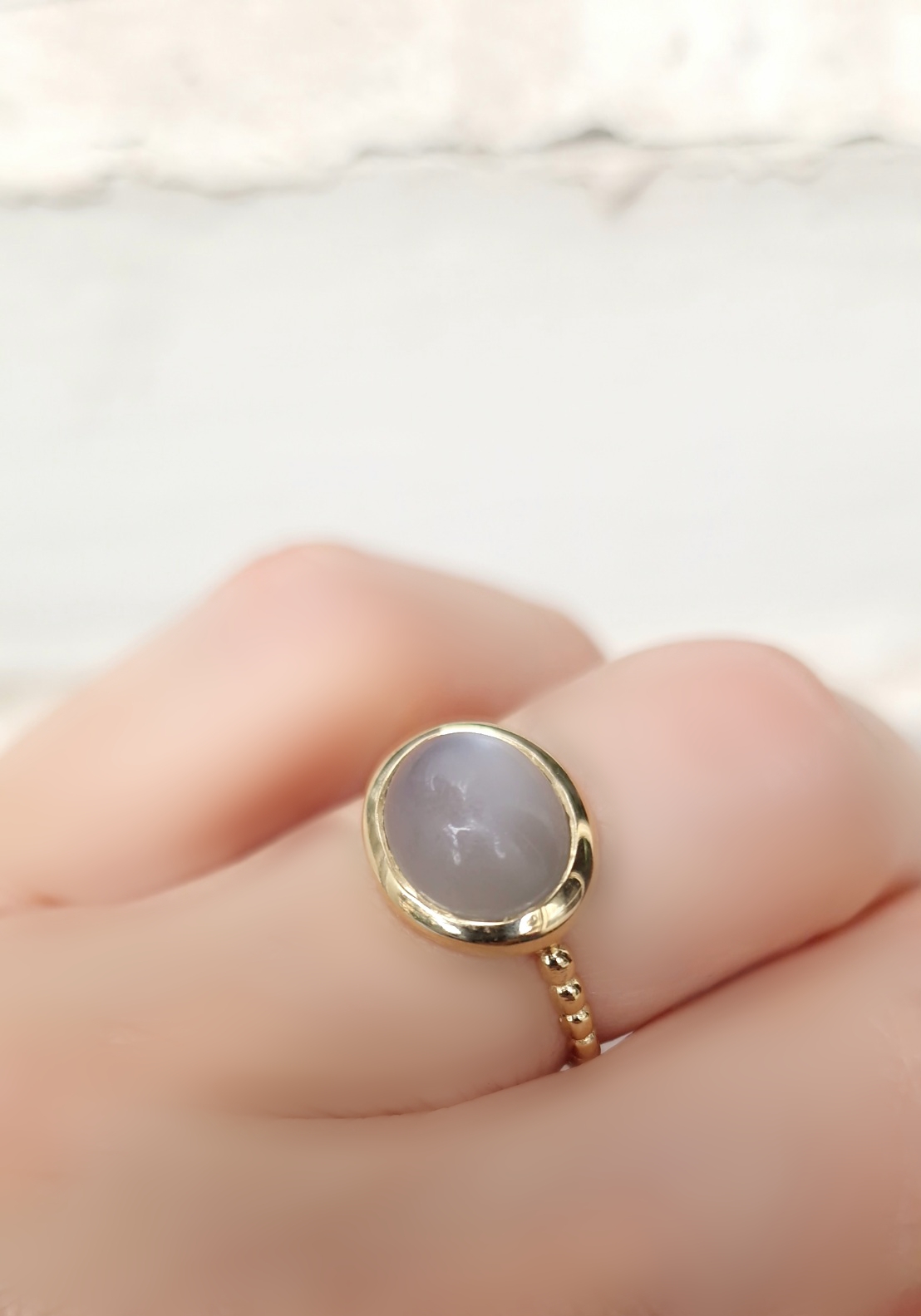 Bague Galet grand modèle argent 925 doré or jaune sertie d’une pierre de lune grise cabochon