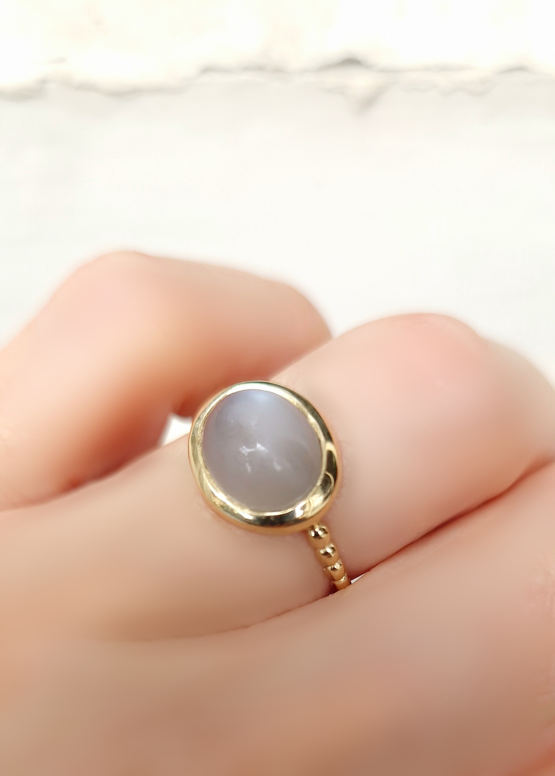 Bague Galet grand modèle argent 925 doré or jaune sertie d’une pierre de lune grise cabochon