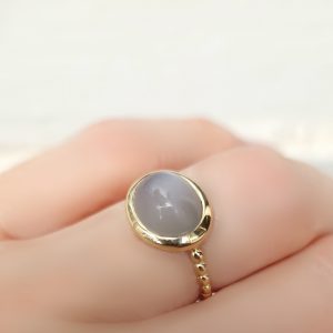 Bague Galet grand modèle argent 925 doré or jaune sertie d'une pierre de lune grise cabochon