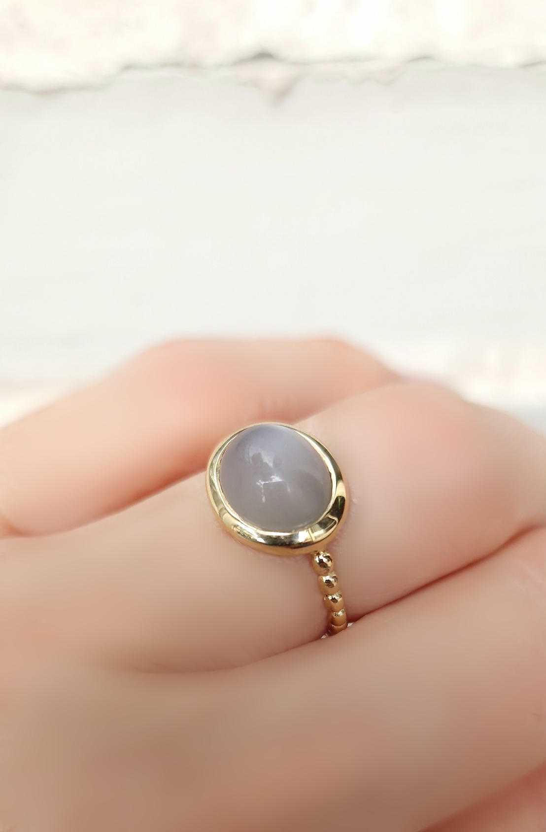 Bague Galet grand modèle argent 925 doré or jaune sertie d’une pierre de lune grise cabochon
