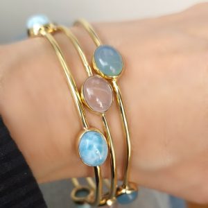 Bracelets joncs Jaipur laiton doré, calcédoine aqua, larimar et quartz rose cabochon AlexBok création bijoux pour femme en pierre naturelle