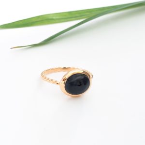 Bague pour femme en argent doré or jaune sertie d'un onyx cabochon forme ovale sur un anneau perlé